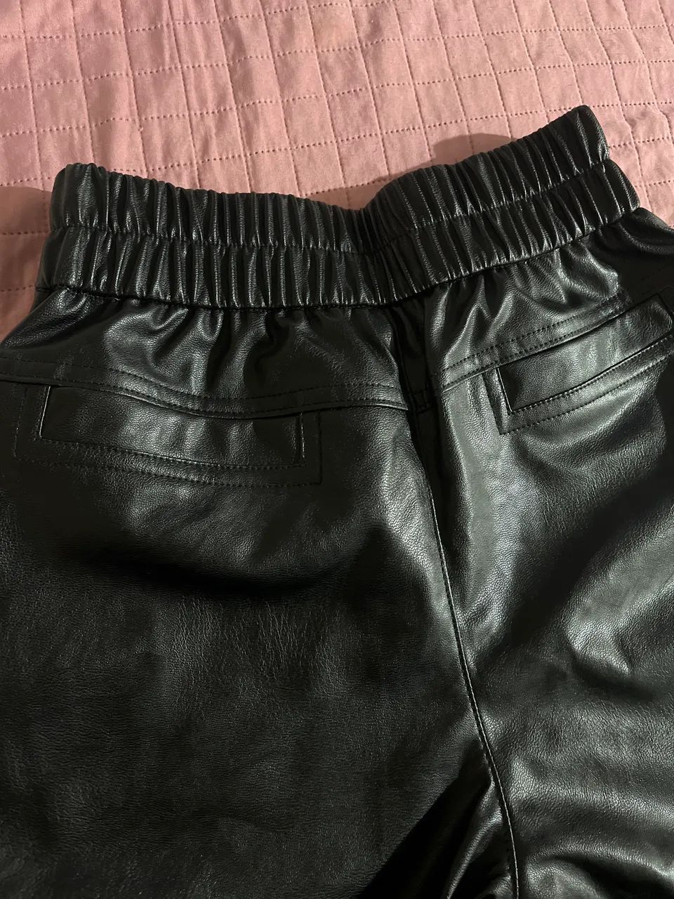 Vendendo calça de couro nunca usada - Foto 2