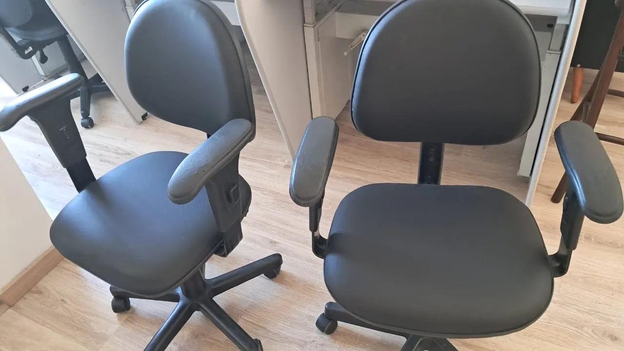 Móveis e aparelho eletrônico para callcenter.