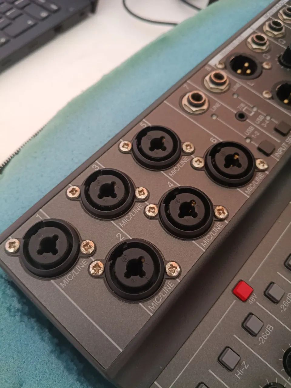 Mesa de Som Digital e Interface L-8 LiveTrak - Foto 4