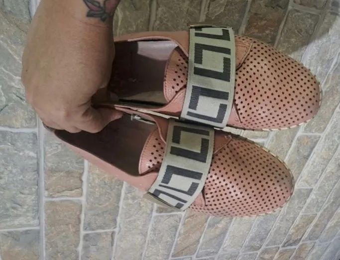 Slip on em couro luz da lua 