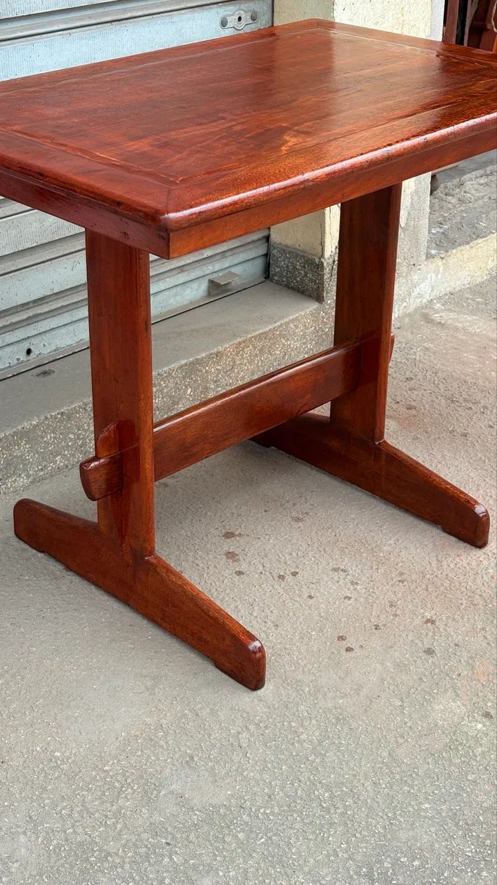 mesa em madeira nobre