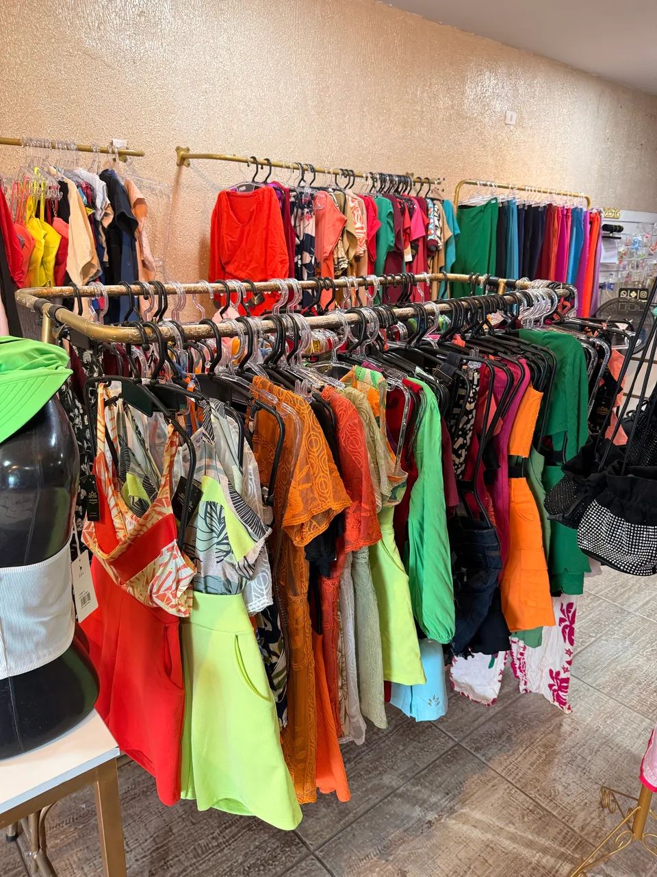 Arara para Roupas em ferro a partir de 80,00 temos várias peças  - Foto 4