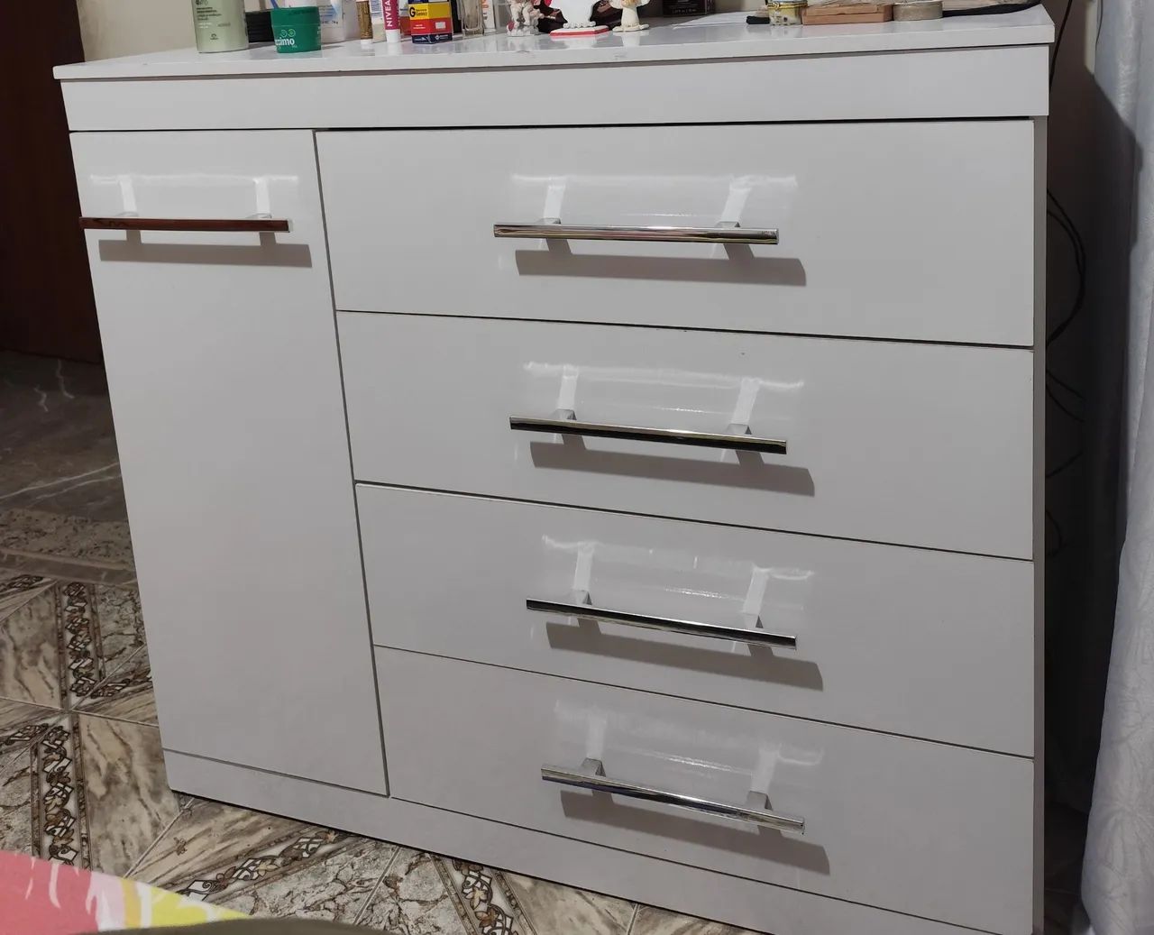 CÔMODA 4 GAVETAS E UMA SAPATEIRA 