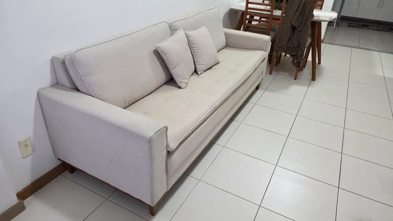 Vendo lindo sofá de 3 lugares, na cor bege/off-white, com design elegante e atemporal. - Foto 5