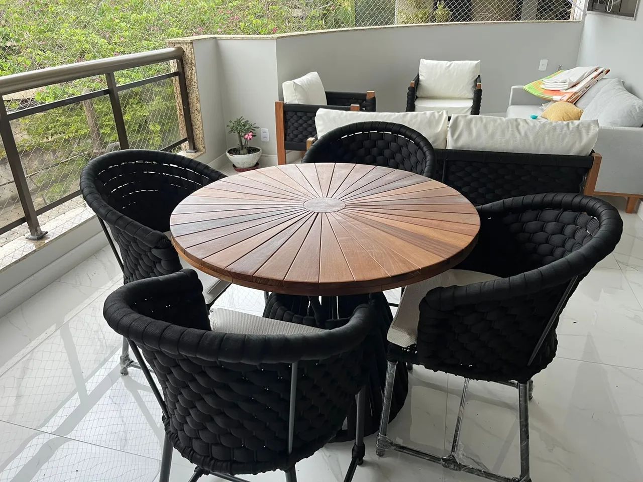 MESA COM TAMPO DE MADEIRA COM 4 CADEIRAS DE LUXO