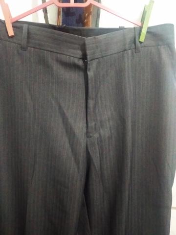 Calça risco de giz cinza n48 100% poliéster nunca usada - Foto 2