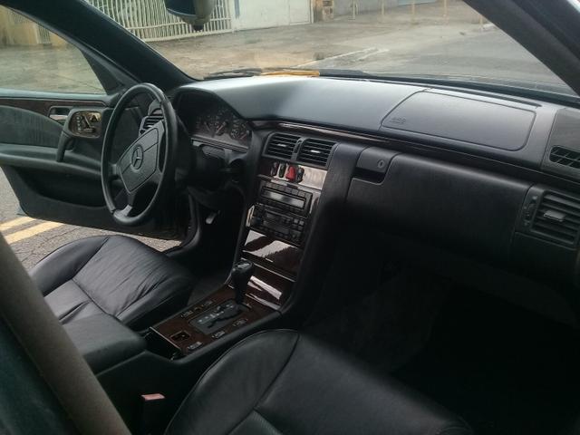 Vendo ou troco aceito proposta uma Mercedes E320 atrasada zap - Foto 6
