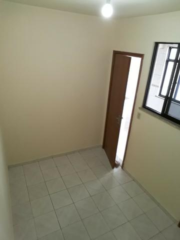 Aluga Aptº 2/4 com garagem de frente na Vila da Penha - Foto 19