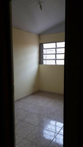 QNM 34 casa 2 quartos mai sobrado nos fundos com duas residencias - Foto 5