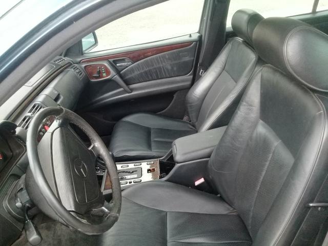 Vendo ou troco aceito proposta uma Mercedes E320 atrasada zap - Foto 7