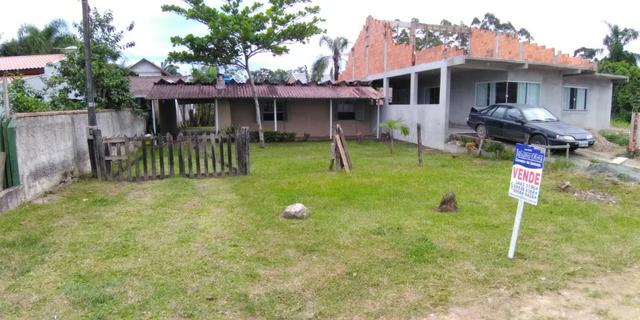 Casa em alvenaria localizada na Barra do Saí