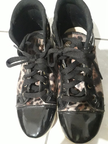 tenis preto com oncinha