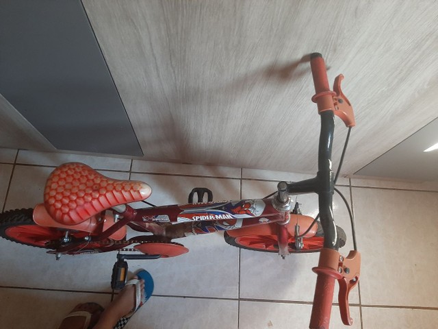 Bicicleta Homem Aranha infantil  - Foto 4