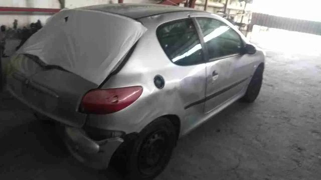 Sucata de Peugeot 206 - 1.6/8v para retirada de peças  - Foto 2
