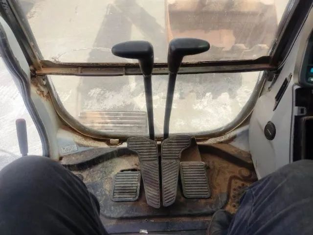 Escavadeira Hidráulica, marca New Holland, modelo E215LC, ano 2009 - Foto 3