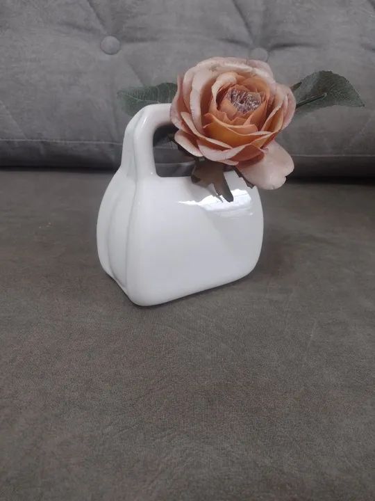 Cestinha de cerâmica branca