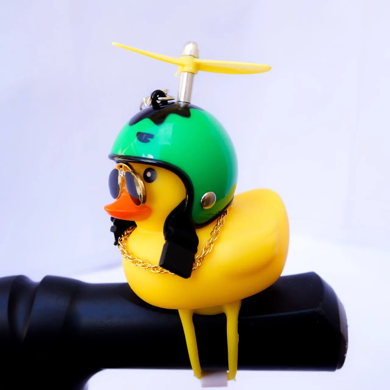 Patinho de borracha com capacete para guidon - Foto 4