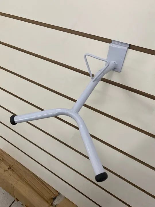 Suporte para capacete na cor branca 