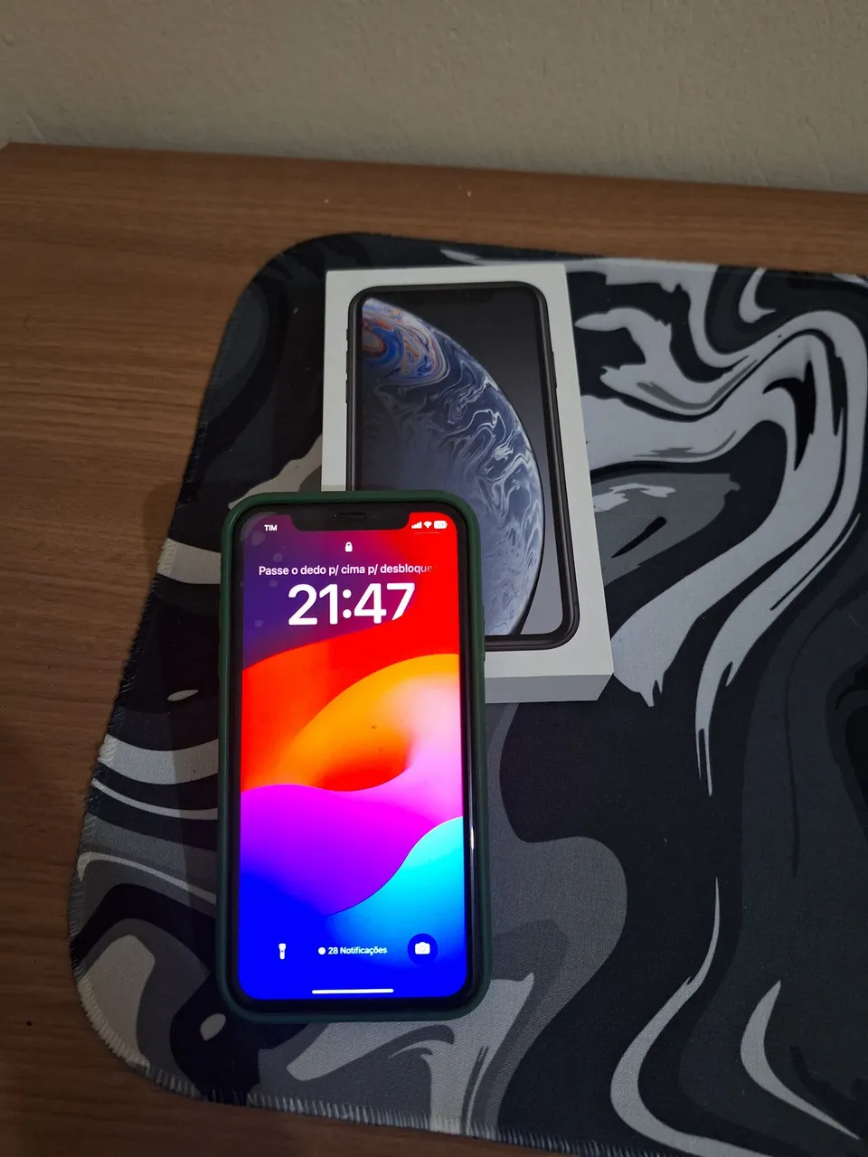 iPhone XR - 64GB + Carregador e capa de silicone da cor verde