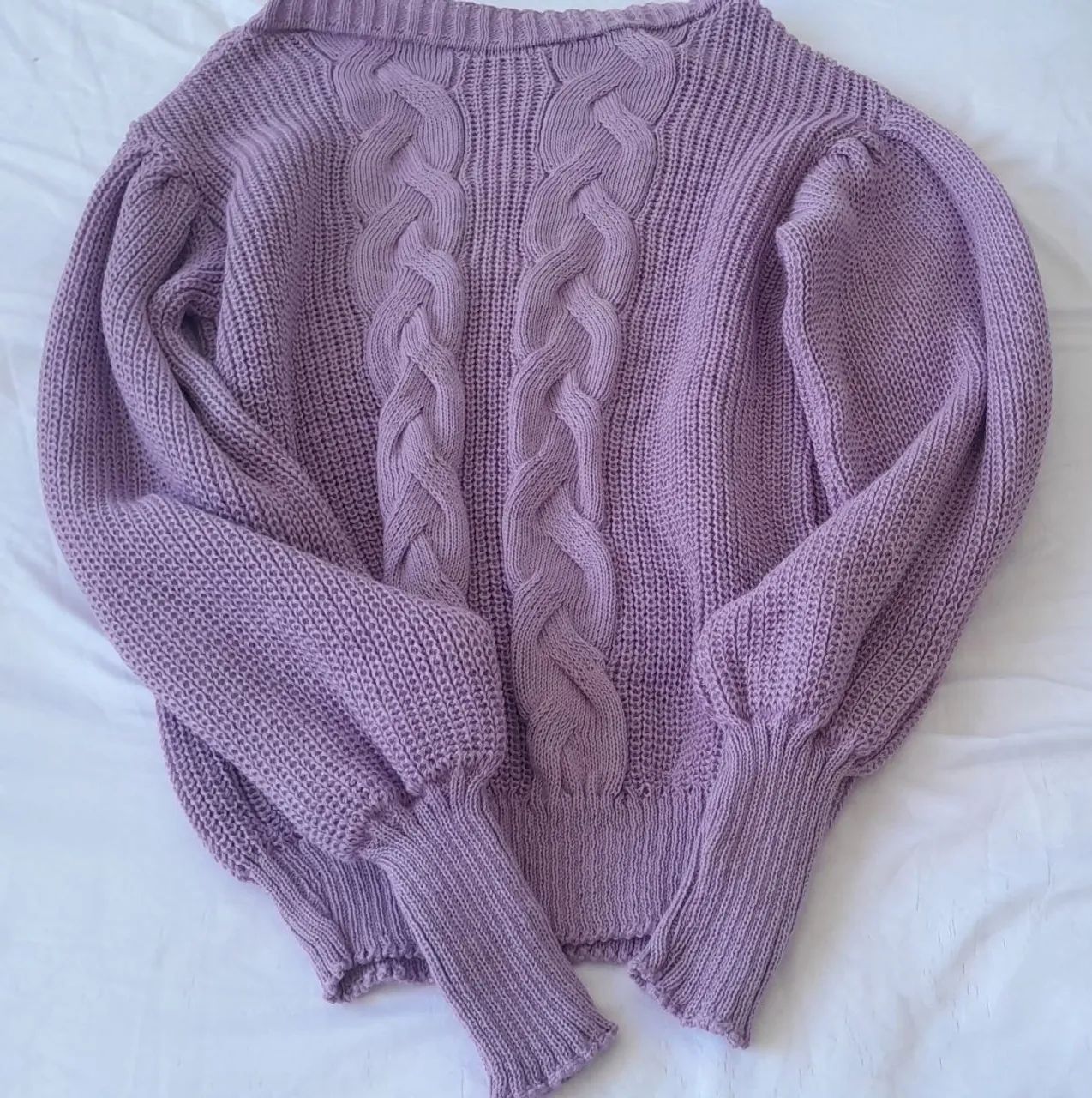 Suéter roxo com detalhes em tranças e mangas. - Foto 3