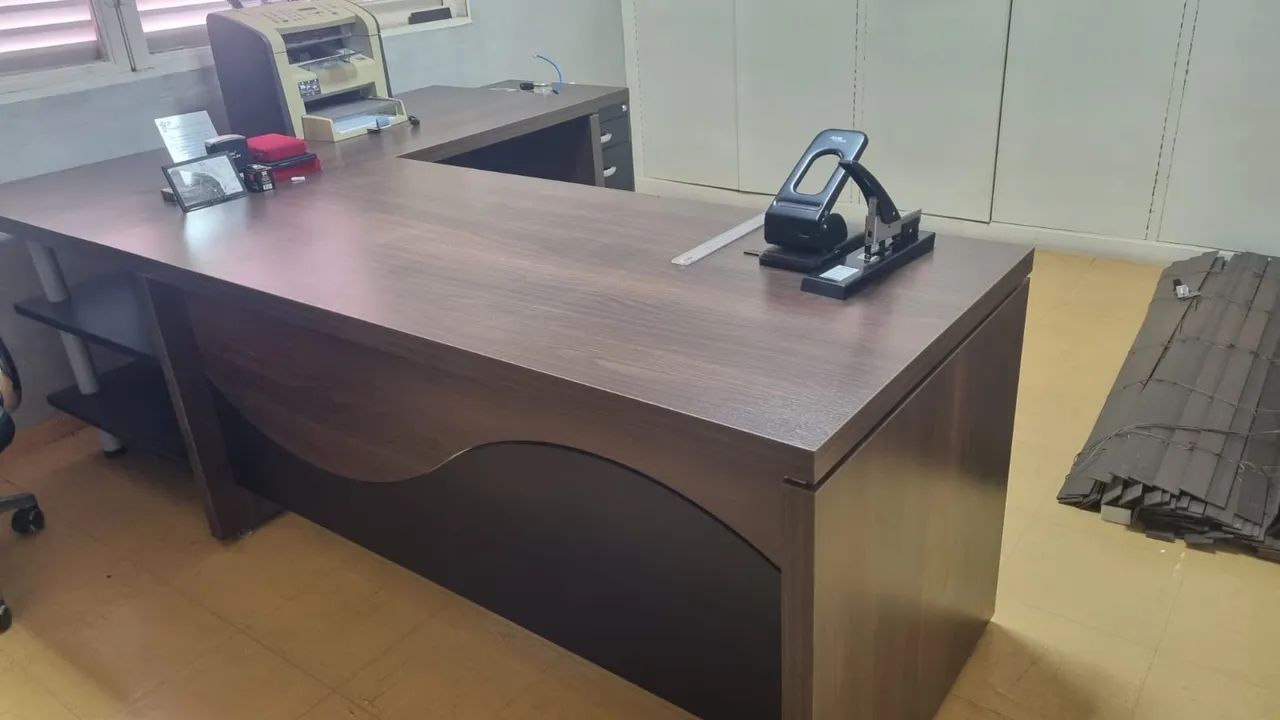 Mesa de Escritório L em Madeira c/ gaveteiro