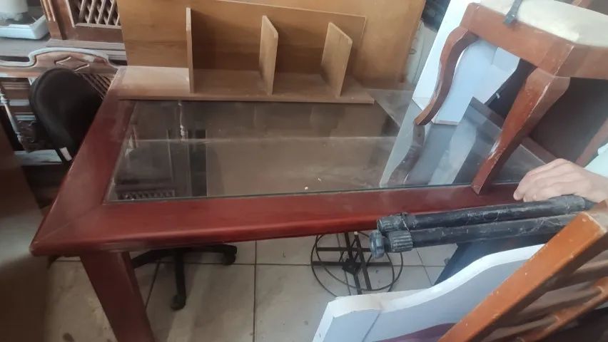 Mesa de madeira com tampo de vidro64962681577602120