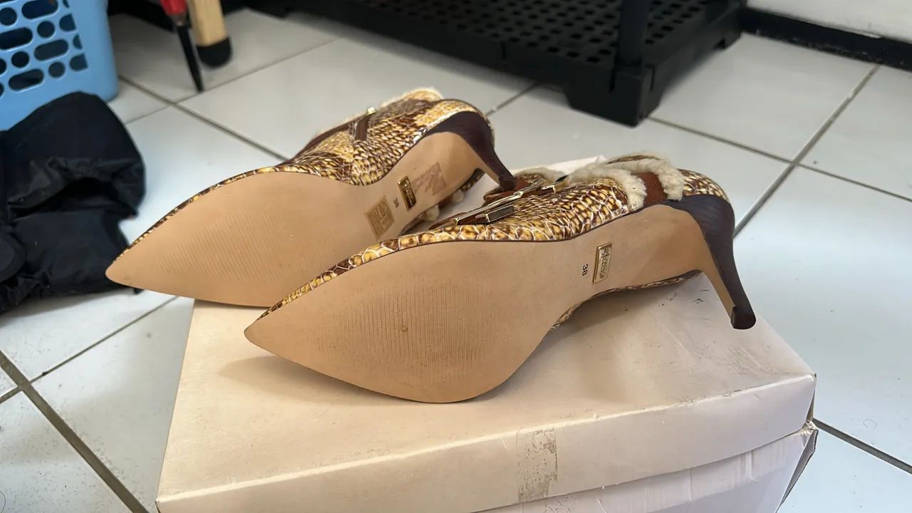 Bota Feminina Cobra com Detalhes e Pelúcia - Foto 3