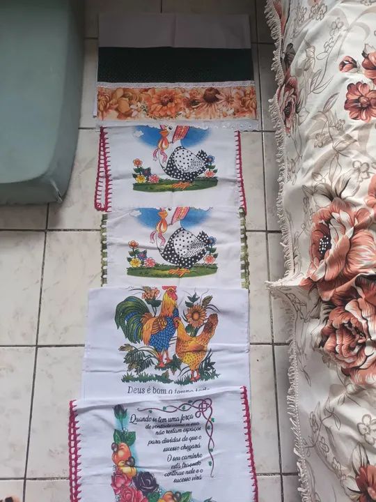 Jogo de Toalhas de Copa Bordadas - Galinhas e Frangos