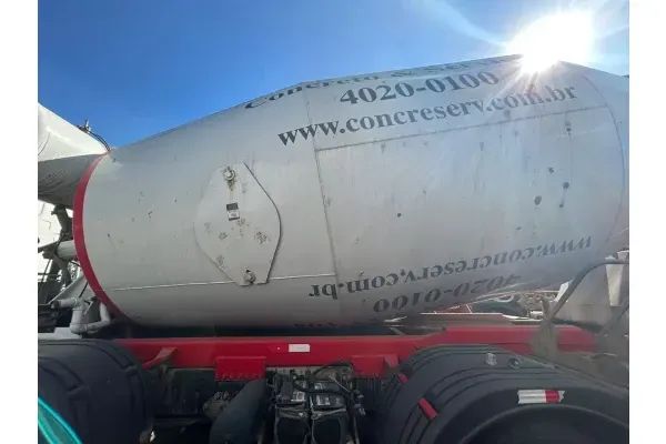 Caminhão betoneira Volkswagen 31280 ano 2014/14 com balão Liebherr 10M - Foto 3