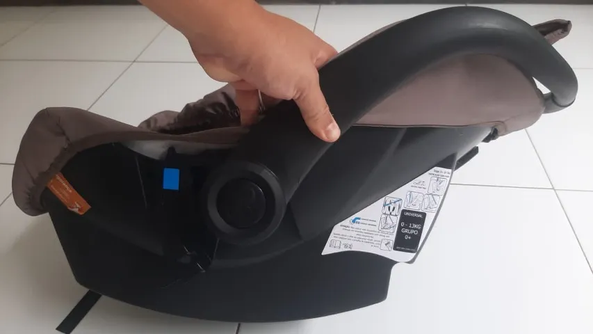 Carrinho de bebê e bebê conforto e mamãe canguru