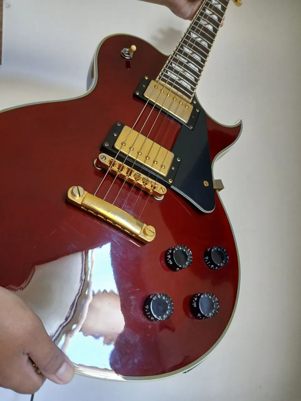 Guitarra Les Paul Vermelha com Detalhes Dourados