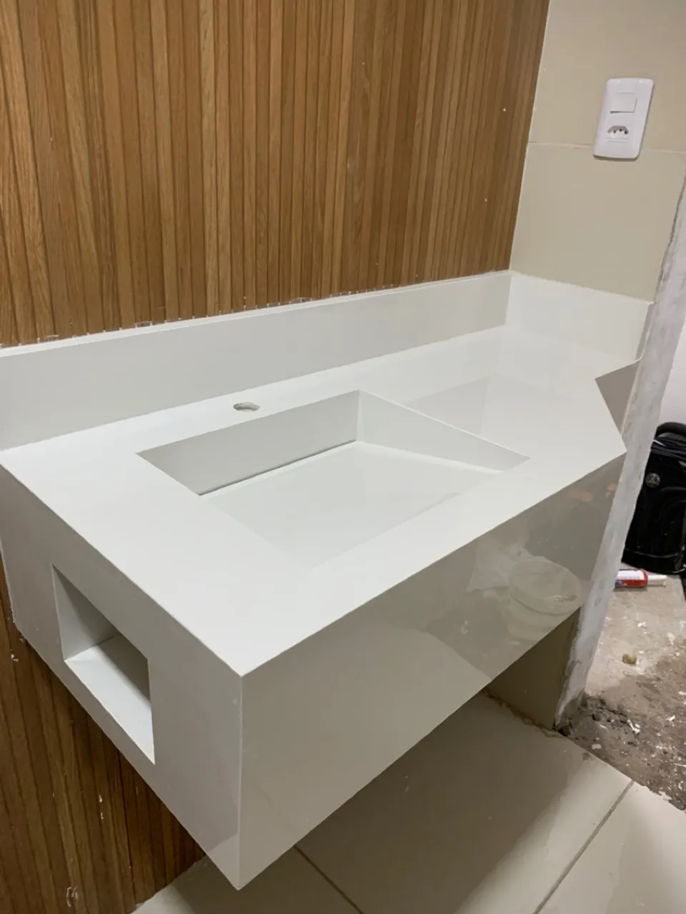 Cuba esculpida de porcelanato pia