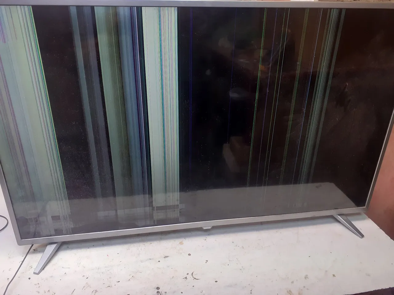 2 TVs 50 com tela quebrada