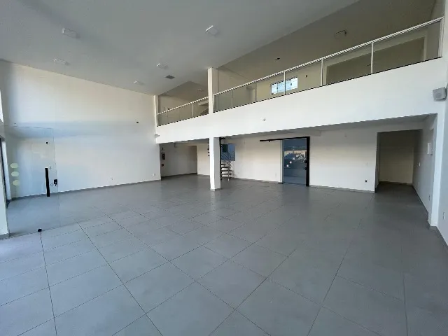 SALA COMERCIAL COM MEZANINO PARA ALUGAR EM BALNEÁRIO CAMBORIÚ 