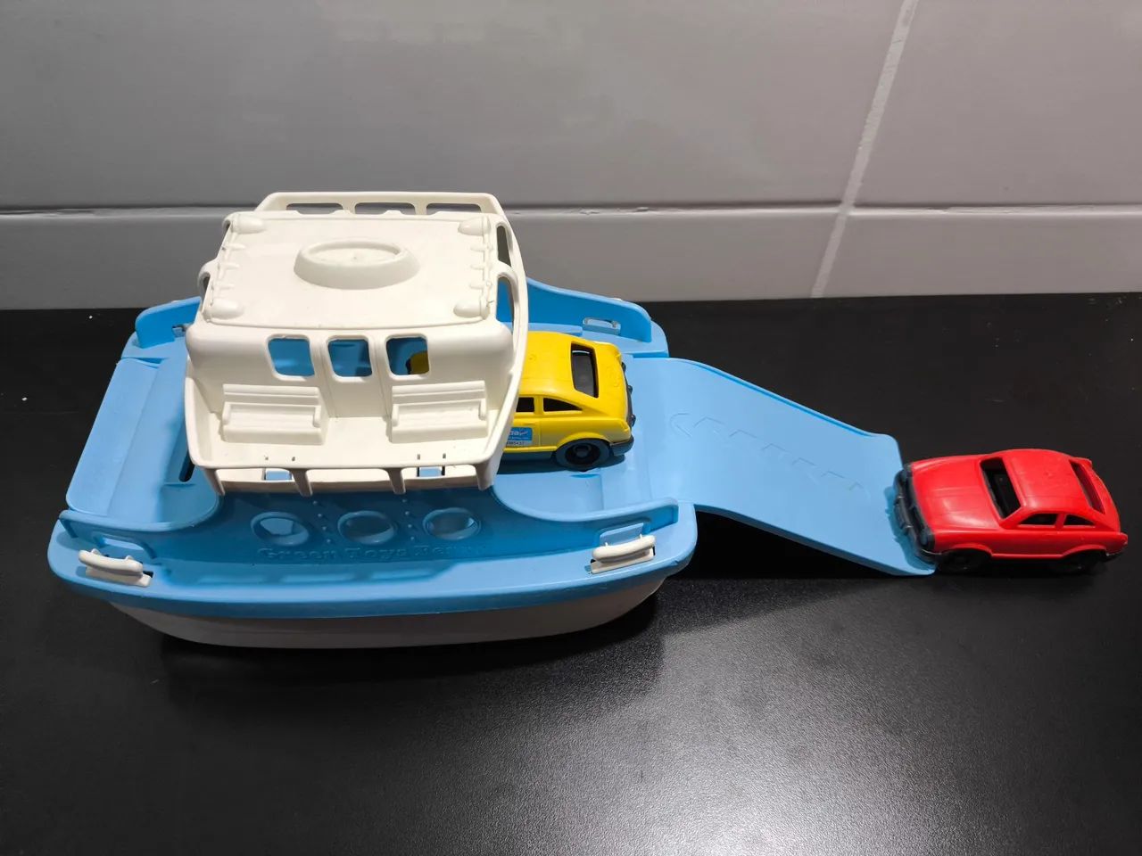 Barco balsa e carrinhos de brinquedo 