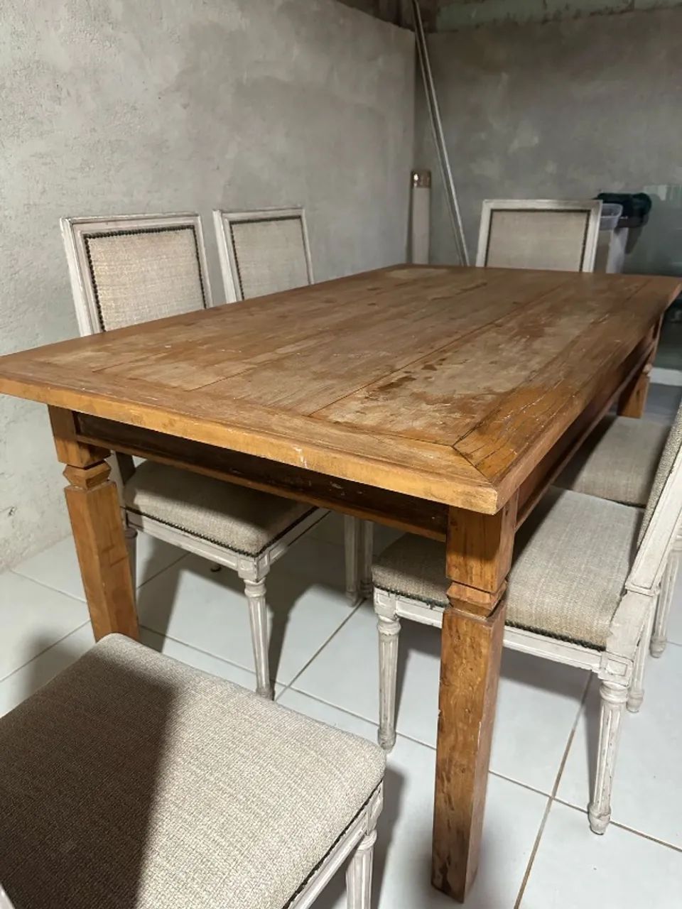 Mesa rústica de madeira maciça com 6 cadeiras acolchoadas - Foto 2