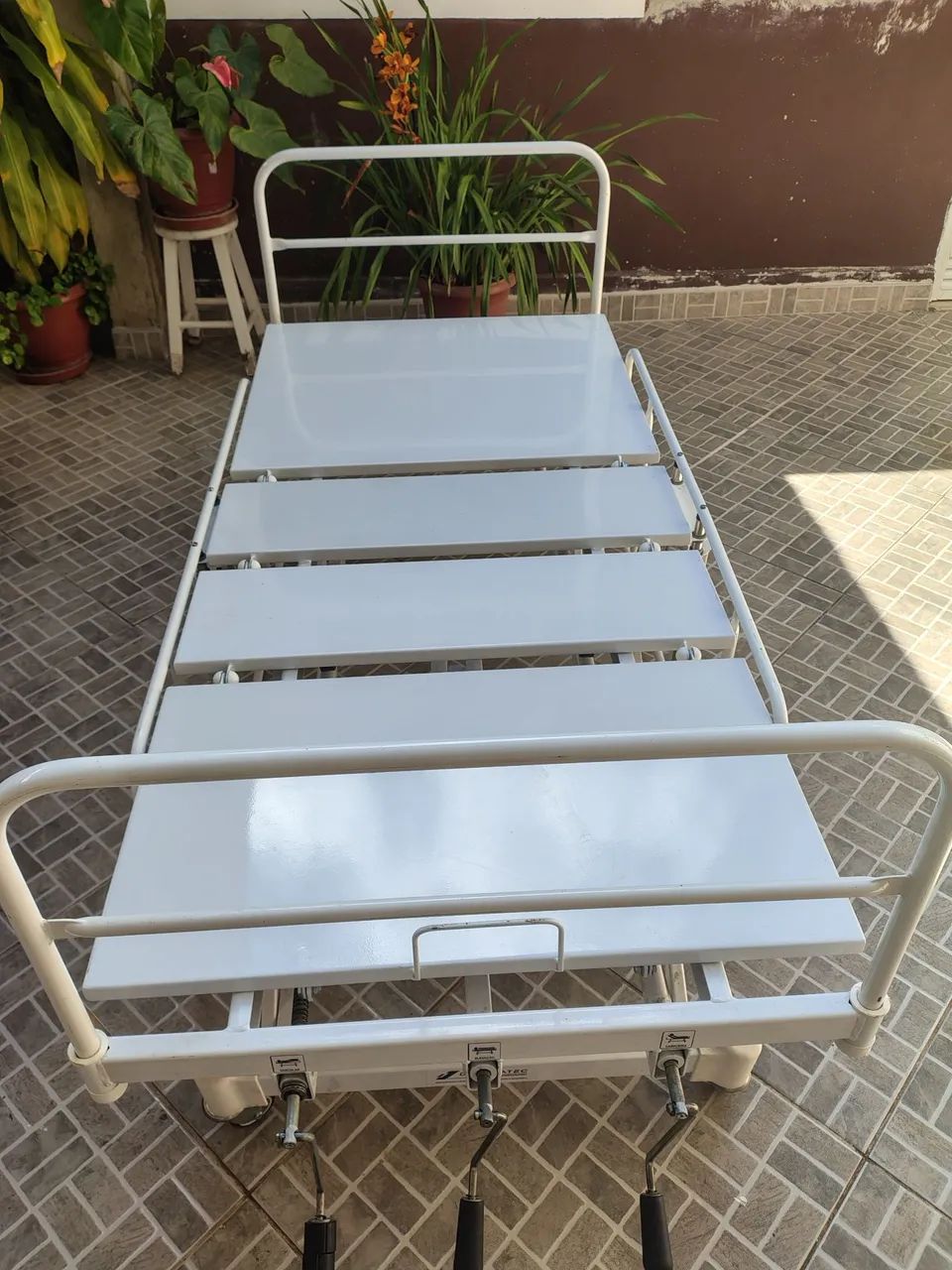 Cama hospitalar c/elevação total c paciente entrego  - Foto 4