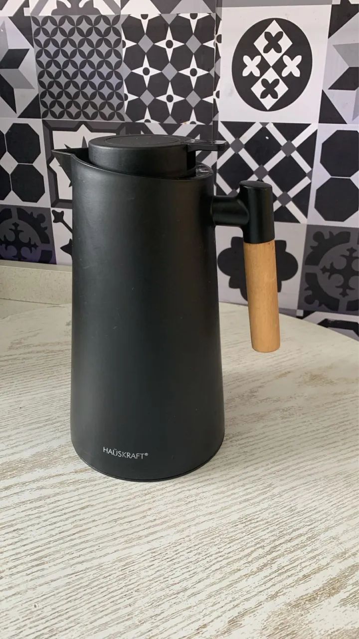 Garrafa Térmica Hauskraft Preta com Cabo de Madeira