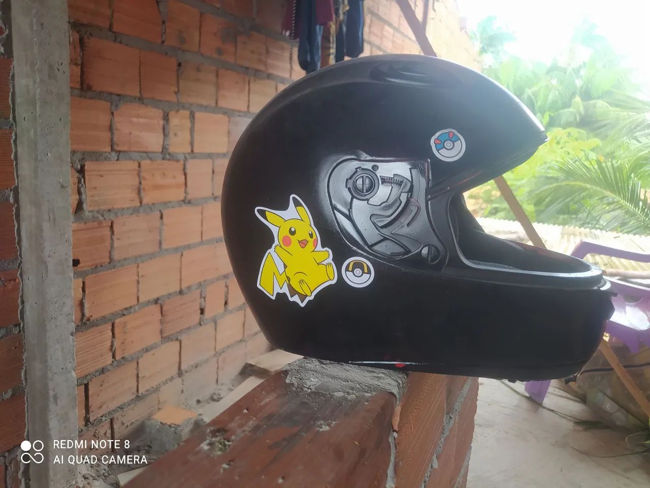 Capacete de Moto personalizado com adesivo do Pikachu