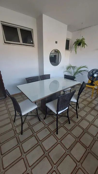 Mesa de madeira e tampo de vidro