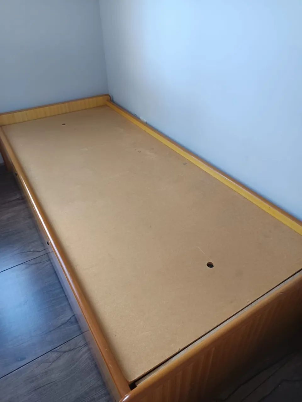 Cama de solteiro com 2 criados