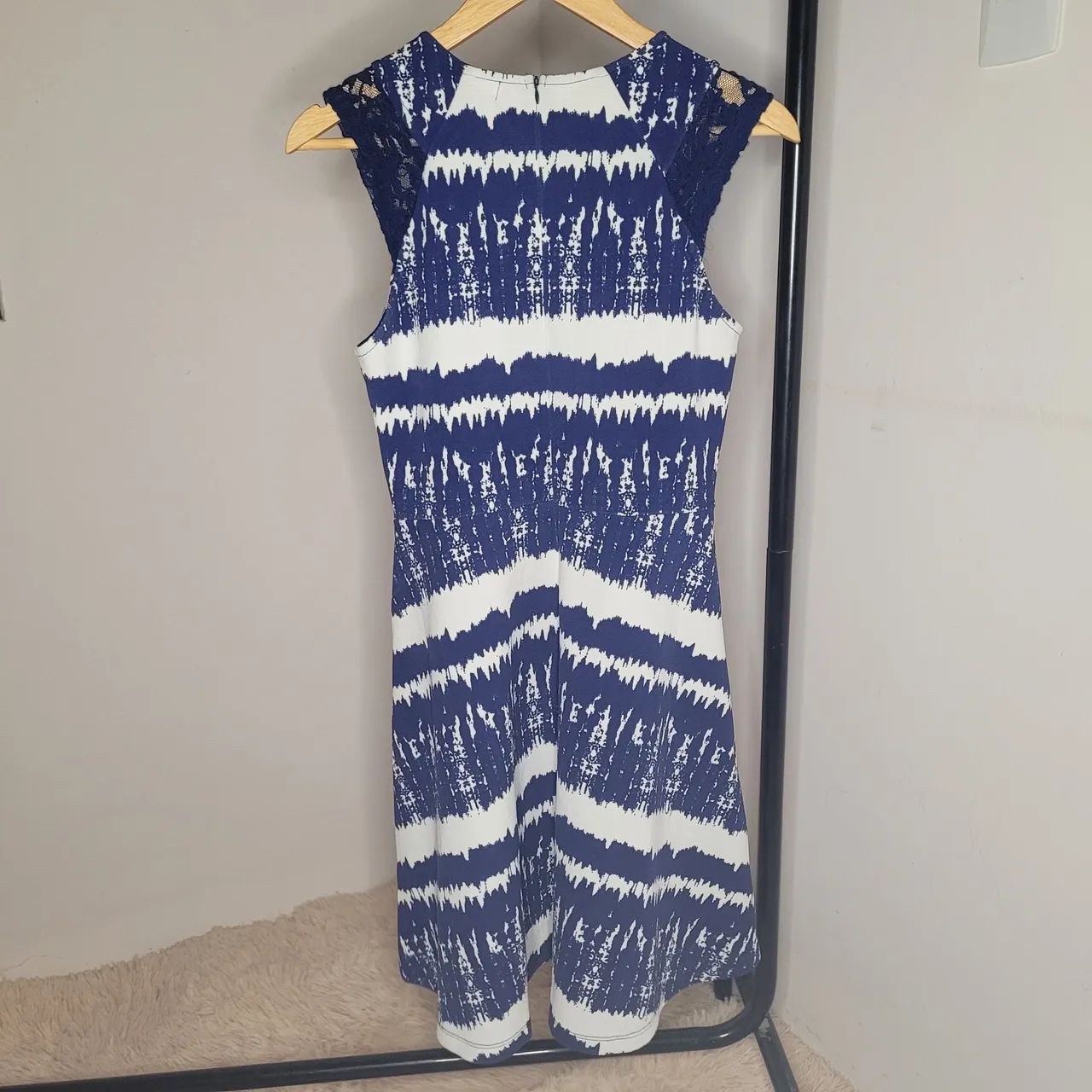 Vestido curto azul e branco - Tamanho M - Foto 2