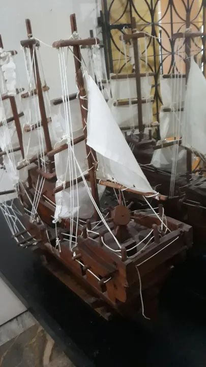 Barco talhado em madeira - Foto 4