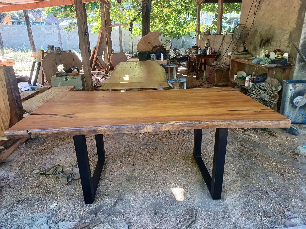 Mesa de madeira maciça com pés de ferro
