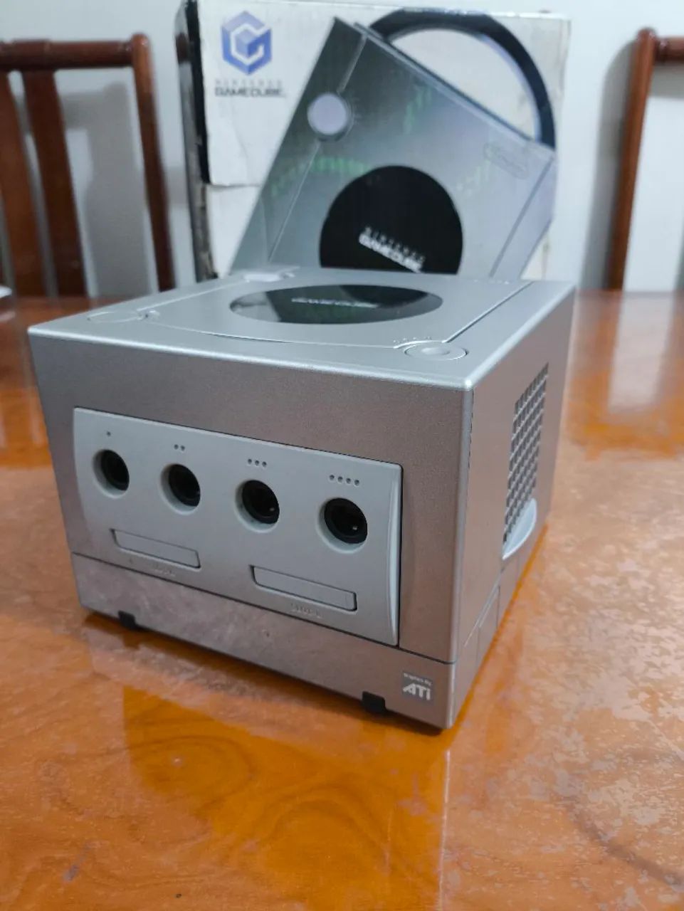 Nintendo Gamecube cinza com 2 controles, Memory Card e 3 jogos