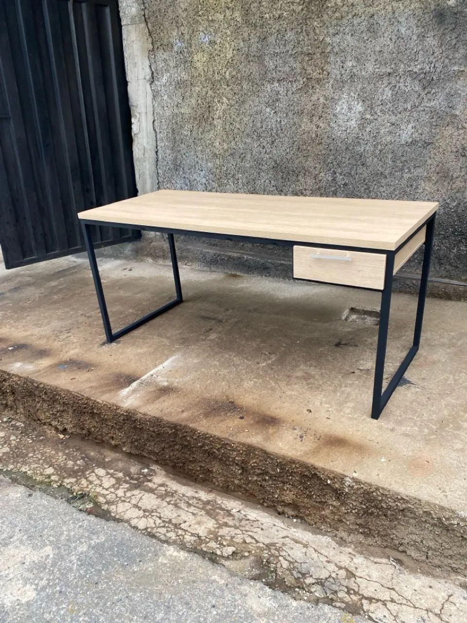 Mesa estilo industrial com tampo de mdf com30 mm de espessura e gaveta - Foto 3