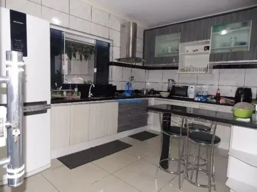 Sobrado Alto Padrão à Venda em Condomínio Fechado Pinheirinho, Curitiba 3 Quartos, Suíte