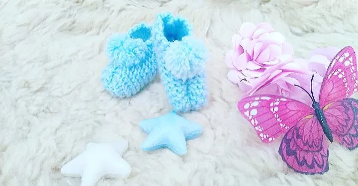 Sapatinhos de bebê em tricô com pompom