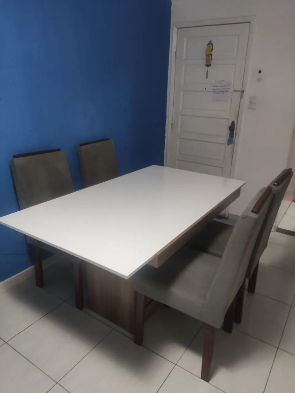 Mesa com 4 cadeiras 
