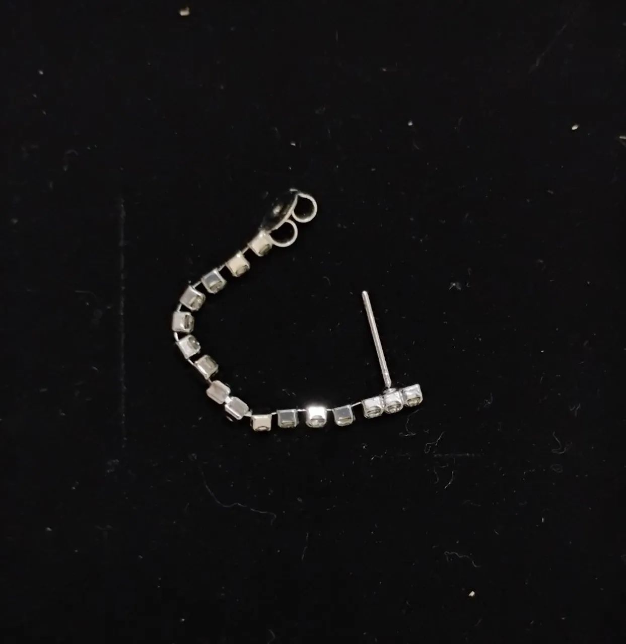 Brincos delicados com strass C&A - Foto 2